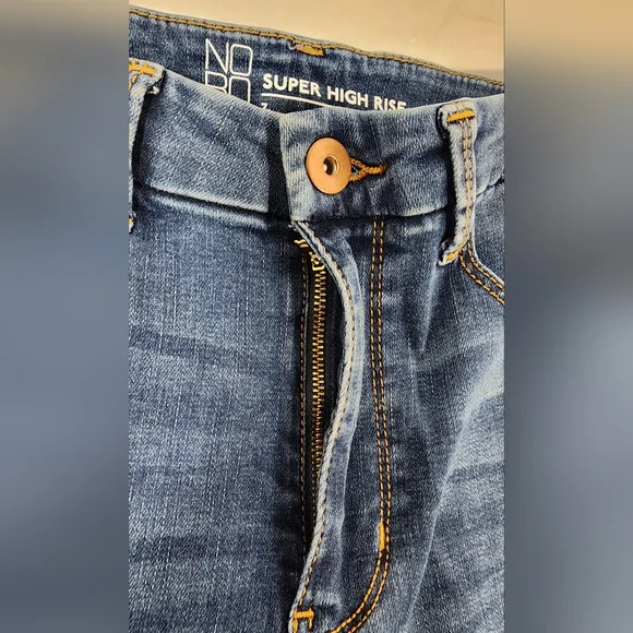 NO BOUNDARIES SUPER HIGH RISE JUNIORS JEANS, SIZE 7, DARK WASH, BLUE - Picture 3 of 13